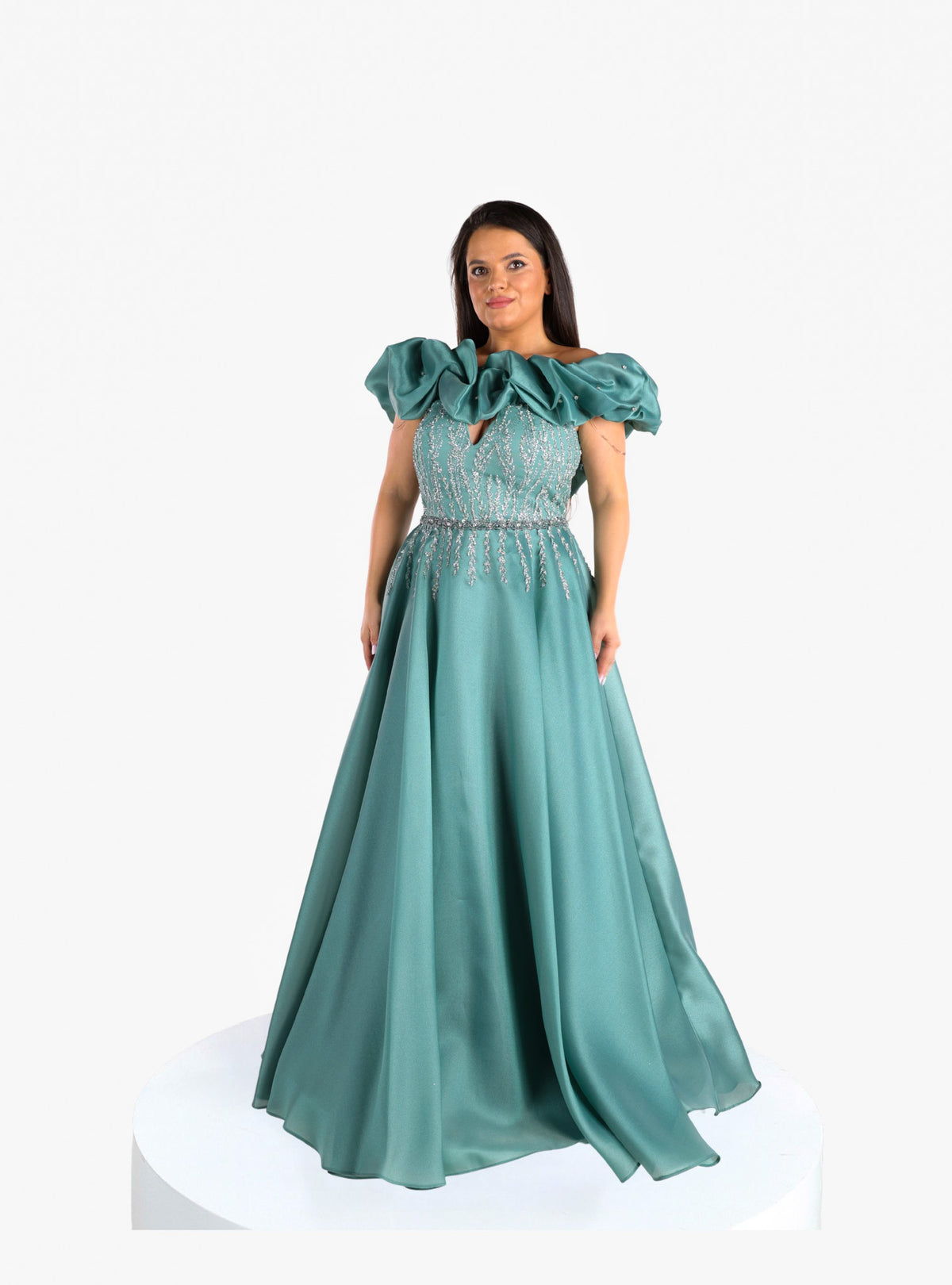 Rochie de seară lungă “Milenna”, verde salvie cu aplicații strălucitoare și volane pe umeri