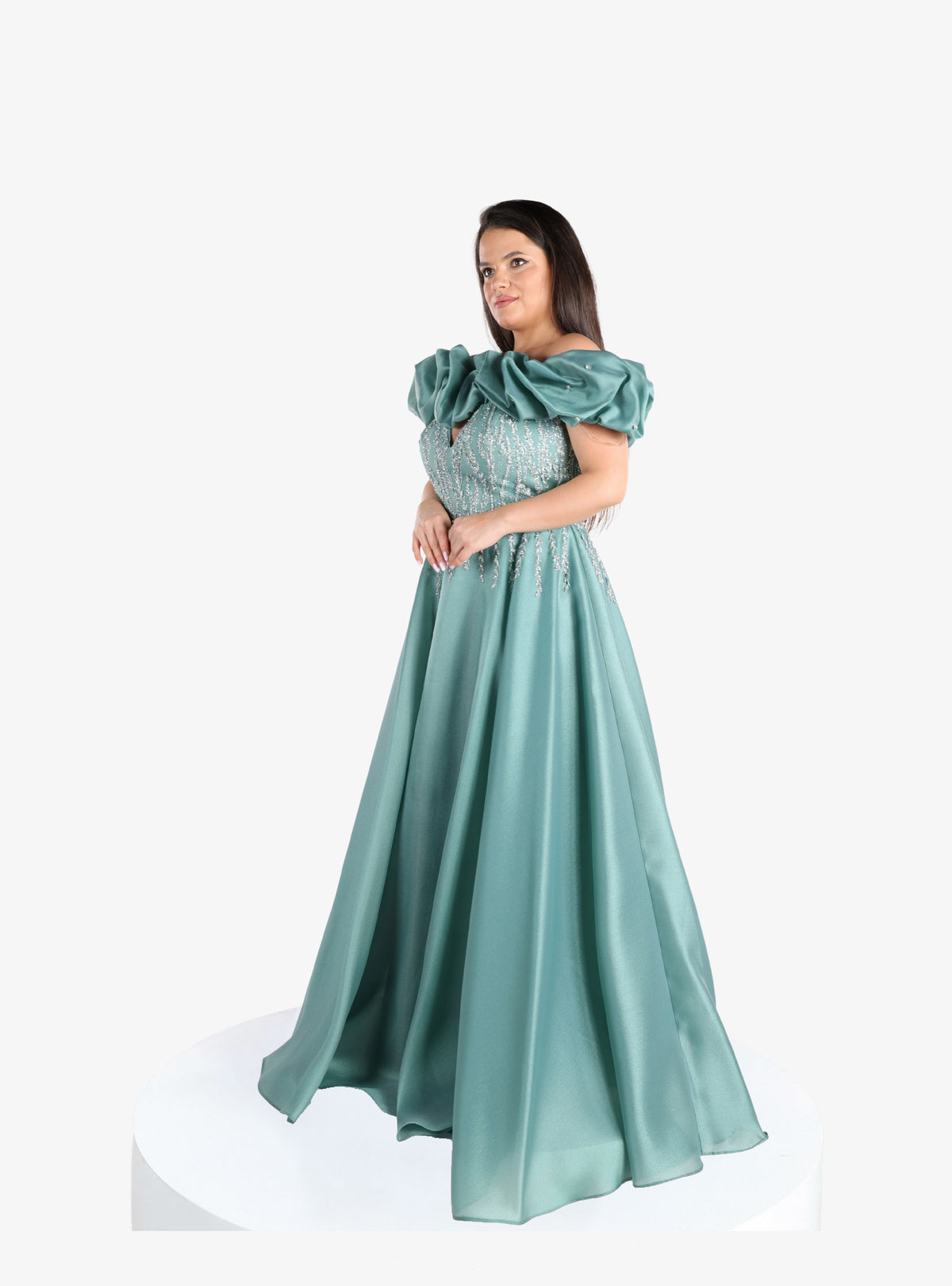 Rochie de seară lungă “Milenna”, verde salvie cu aplicații strălucitoare și volane pe umeri