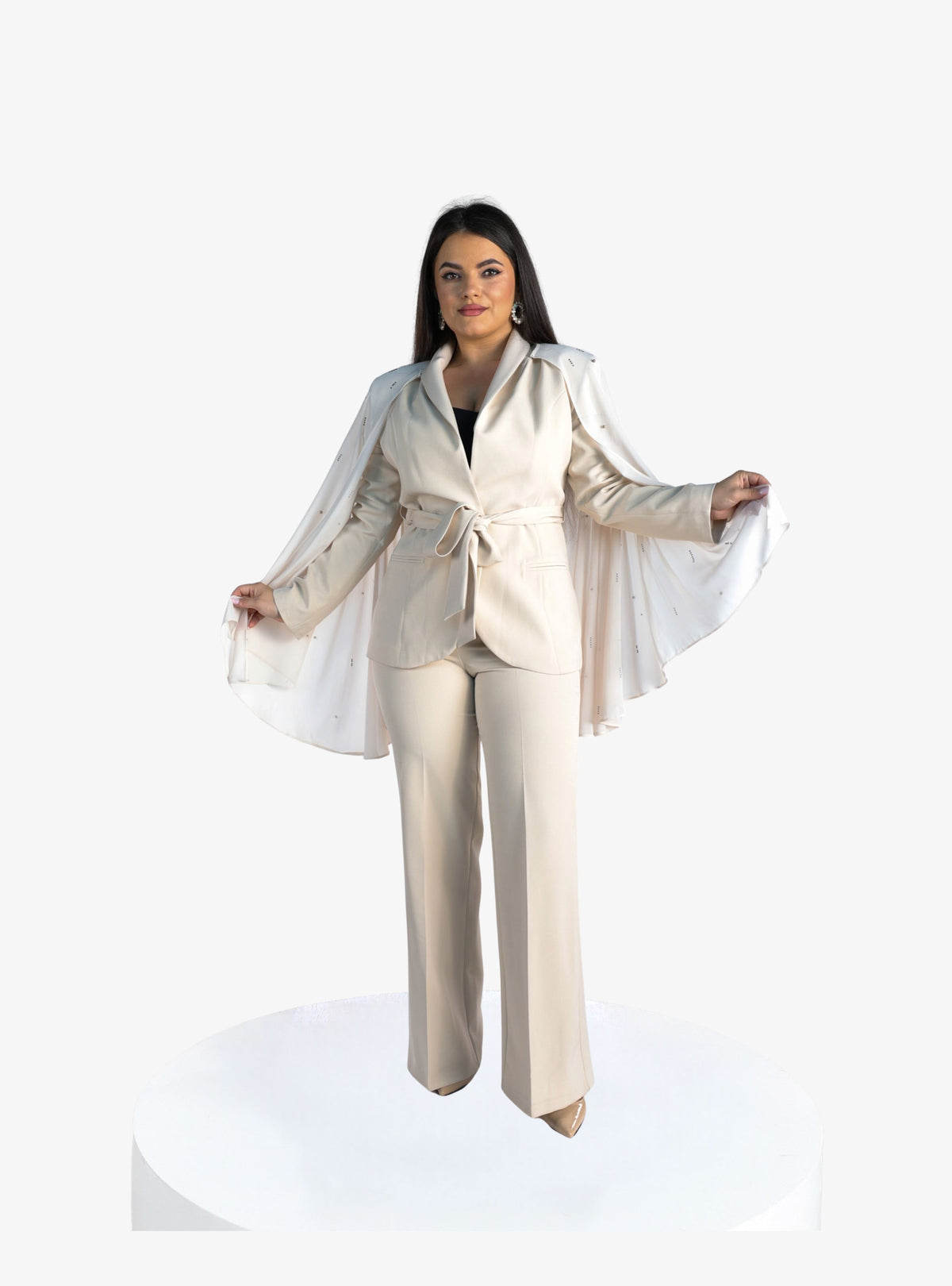 Costum Elegant “Douquesa” cu Capa detasabila, Bej